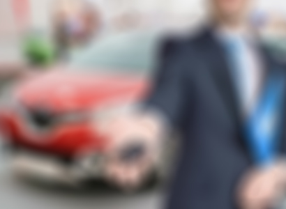 Yolda ilerleyen modern bir SUV